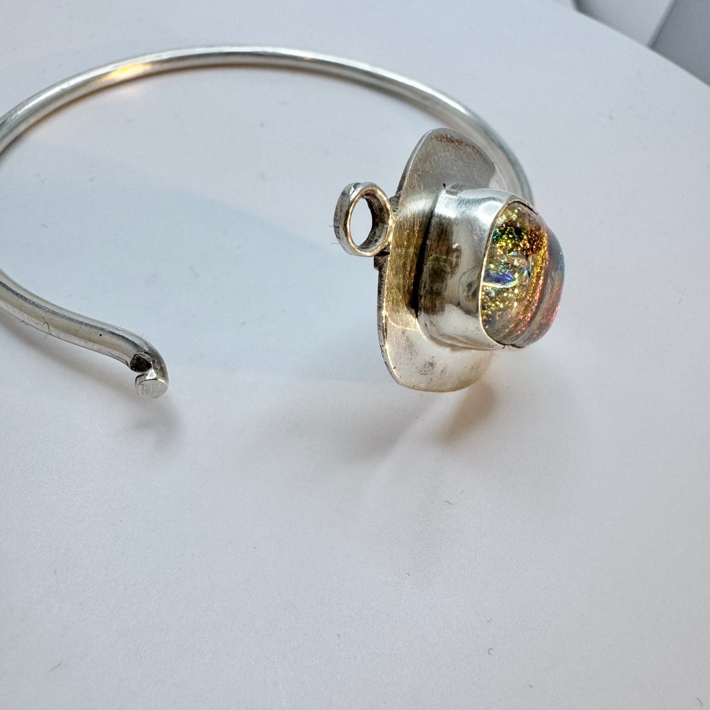 Vintage c 1980s. Sterling Silver Art Glass Hinged Bangle Bracelet.