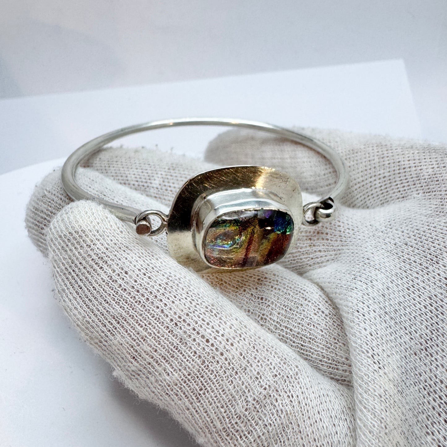 Vintage c 1980s. Sterling Silver Art Glass Hinged Bangle Bracelet.