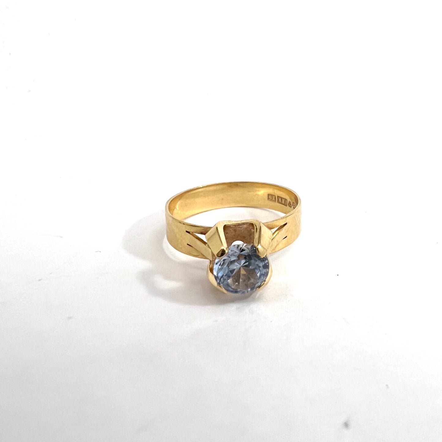 Ceson, Sweden 1969. Vintage 18k Gold Synthetic Spinel Ring.