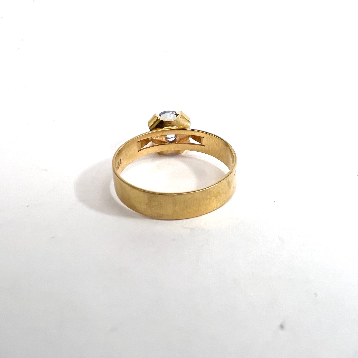 Ceson, Sweden 1969. Vintage 18k Gold Synthetic Spinel Ring.