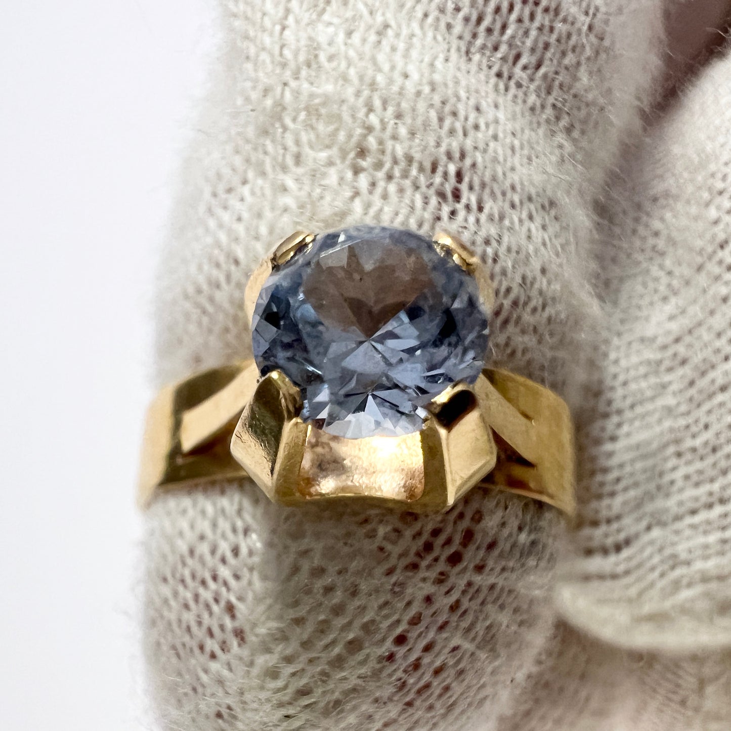 Ceson, Sweden 1969. Vintage 18k Gold Synthetic Spinel Ring.