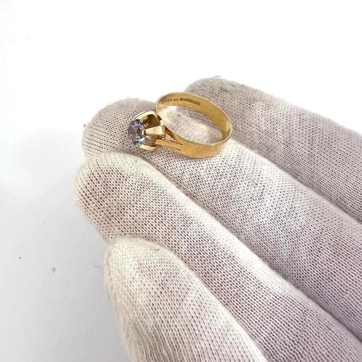 Ceson, Sweden 1969. Vintage 18k Gold Synthetic Spinel Ring.