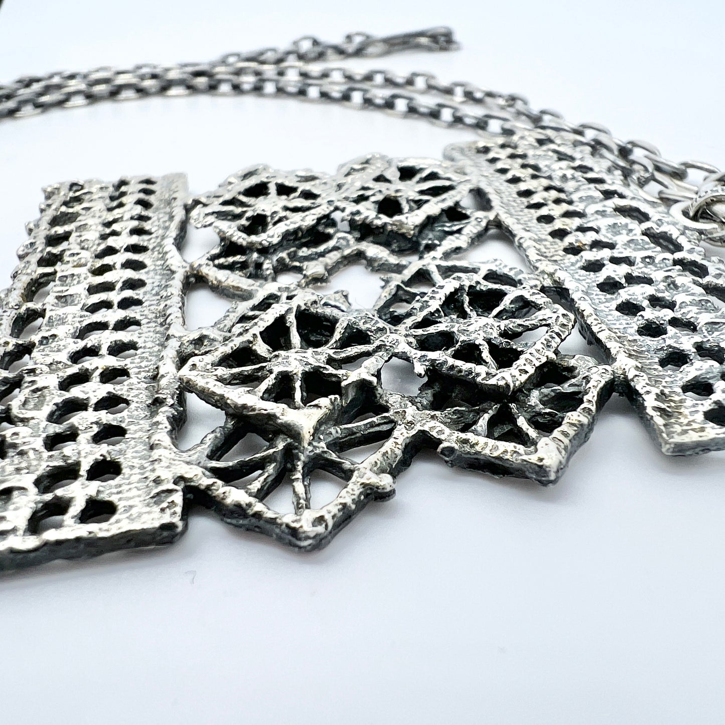 Pentti Sarpaneva for Turun Hopea, Finland 1970. Vintage Solid Silver Pendant Necklace.