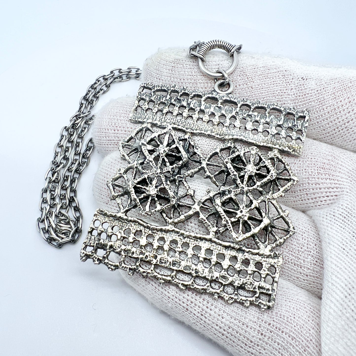 Pentti Sarpaneva for Turun Hopea, Finland 1970. Vintage Solid Silver Pendant Necklace.