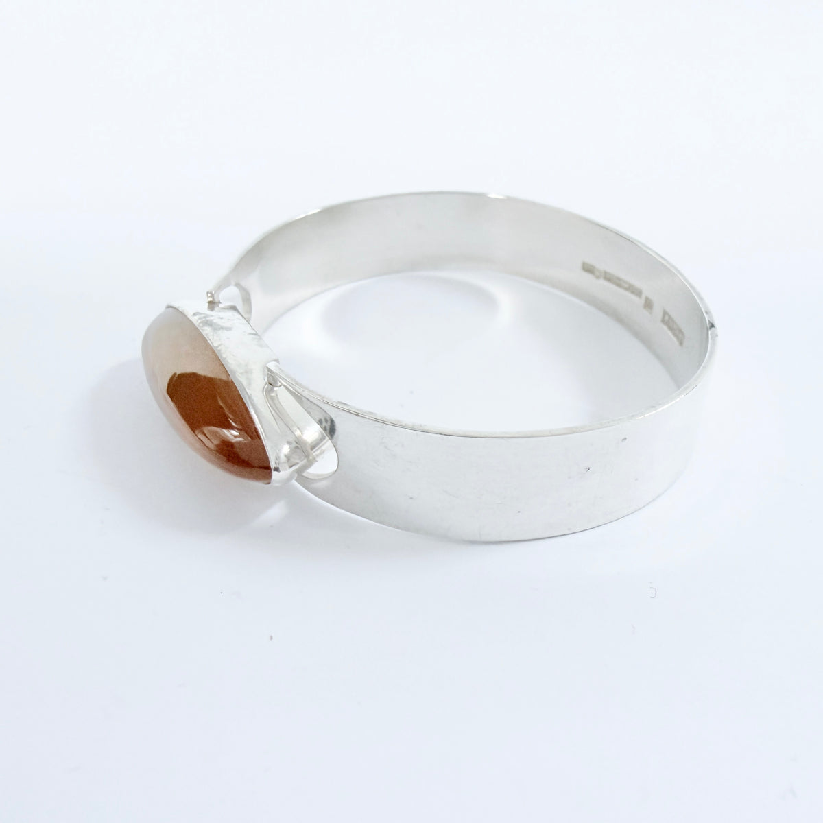 H.Kaksonen for Kaunis Koru, Finland 1961. Vintage Solid Silver Agate Hinged Bangle Bracelet.