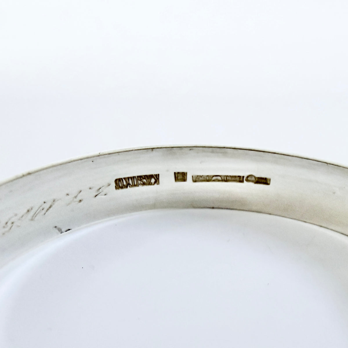 H.Kaksonen for Kaunis Koru, Finland 1961. Vintage Solid Silver Agate Hinged Bangle Bracelet.