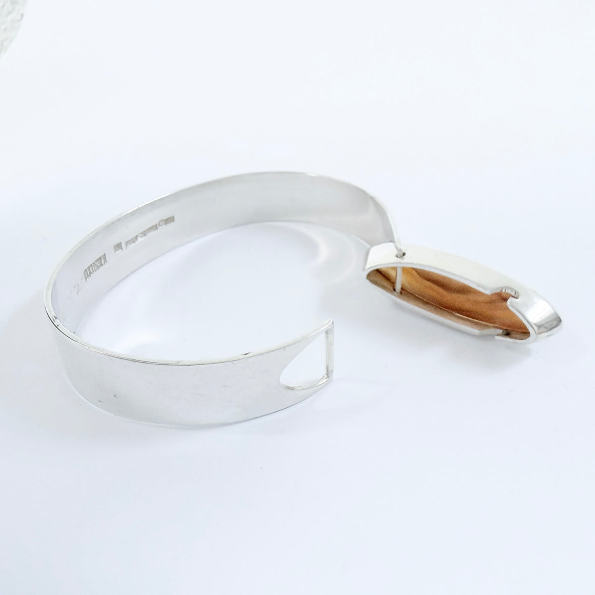 H.Kaksonen for Kaunis Koru, Finland 1961. Vintage Solid Silver Agate Hinged Bangle Bracelet.