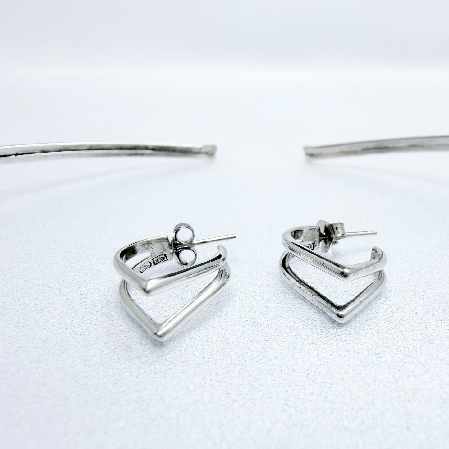 Karl Laine for Kultakeskus, Finland. Vintage Sterling Silver Neck-ring + Earrings.