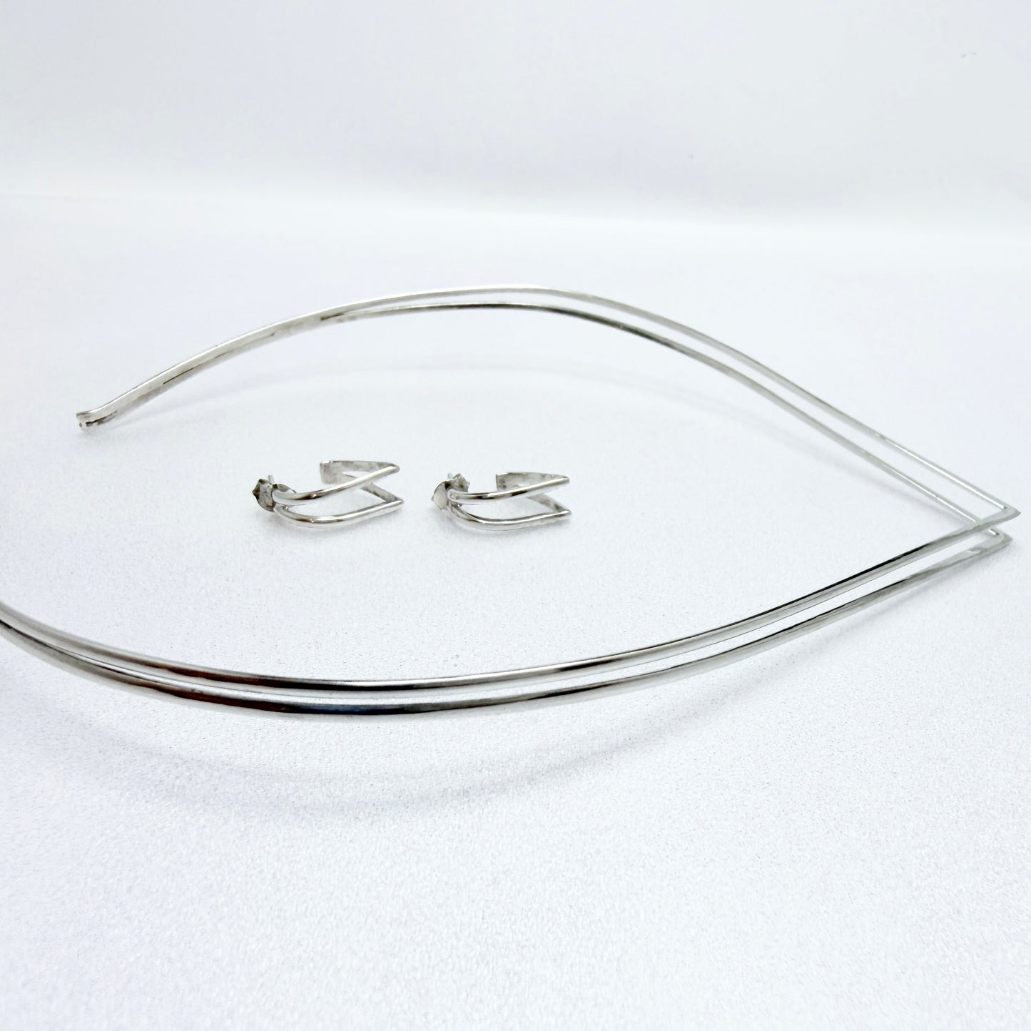 Karl Laine for Kultakeskus, Finland. Vintage Sterling Silver Neck-ring + Earrings.