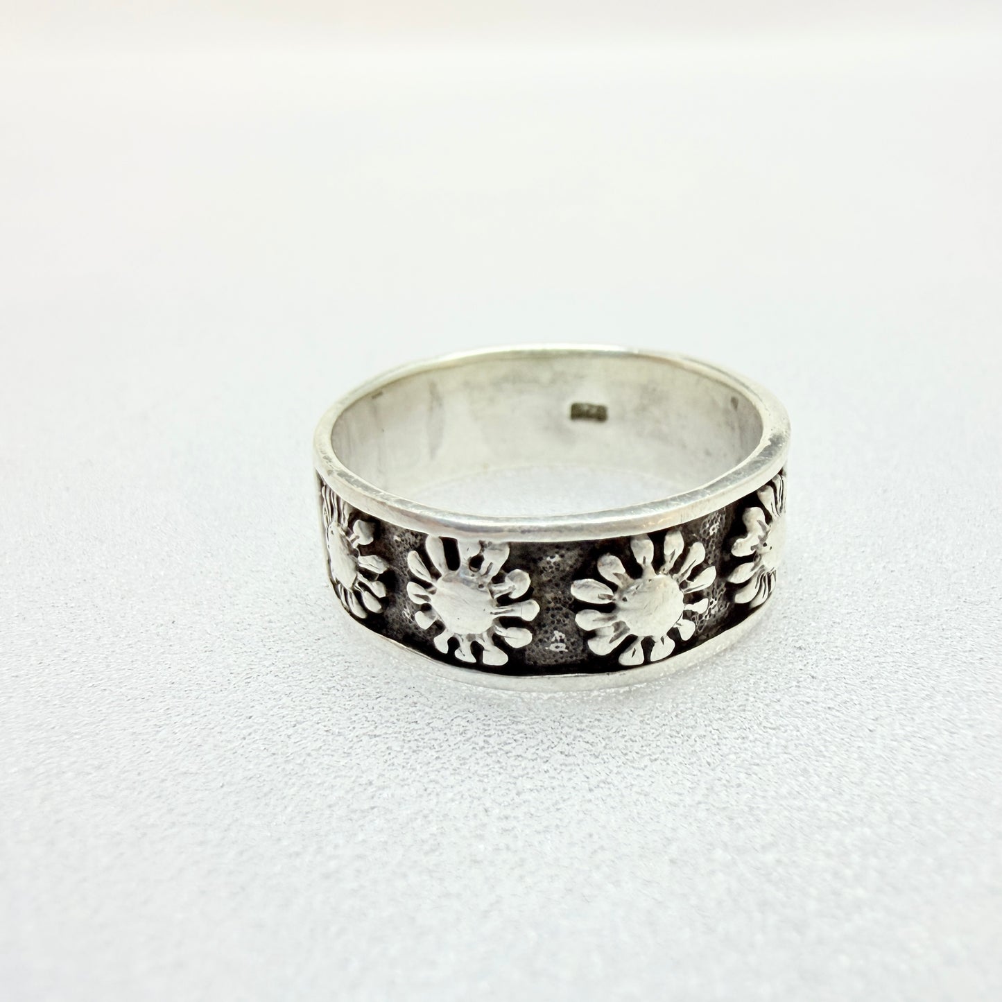 Vintage Sterling Silver Flower / Sun Band Ring.