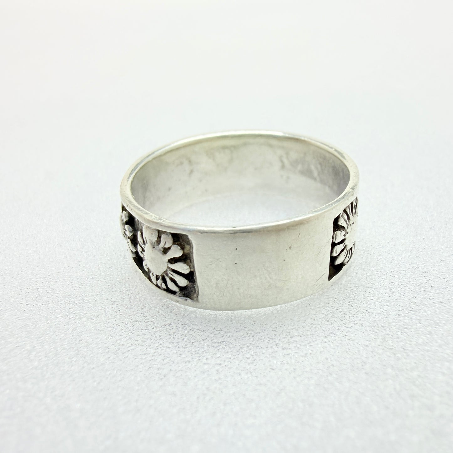Vintage Sterling Silver Flower / Sun Band Ring.