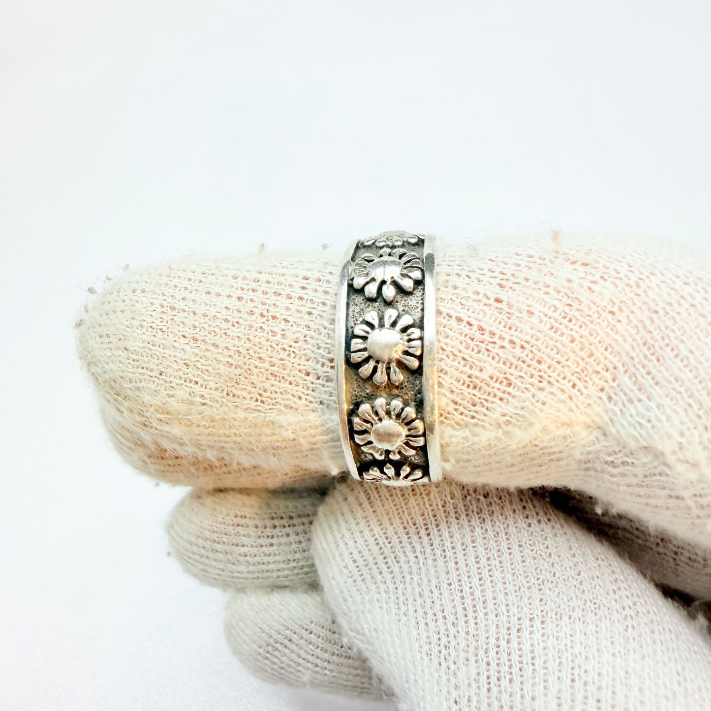 Vintage Sterling Silver Flower / Sun Band Ring.