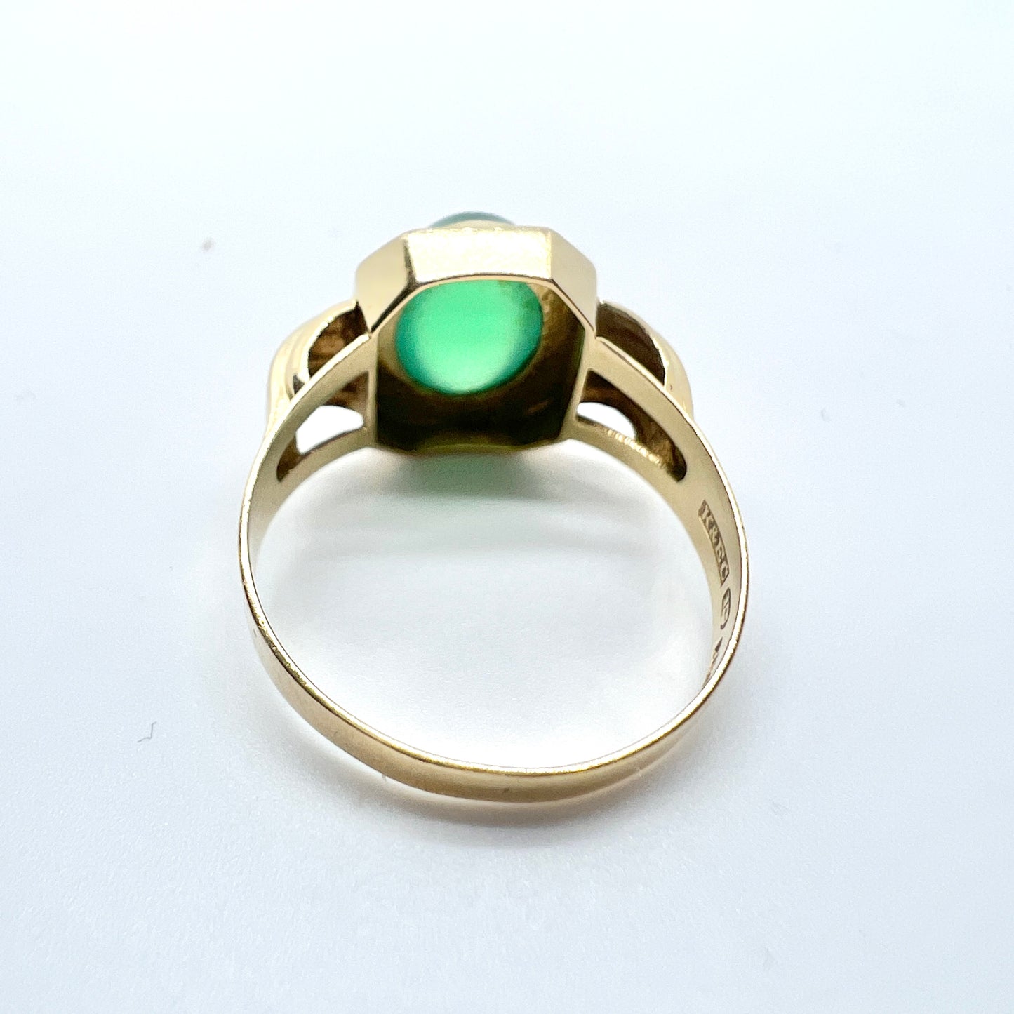 Ceson, Sweden 1955. Vintage 18k Gold Green Chrysoprase Ring