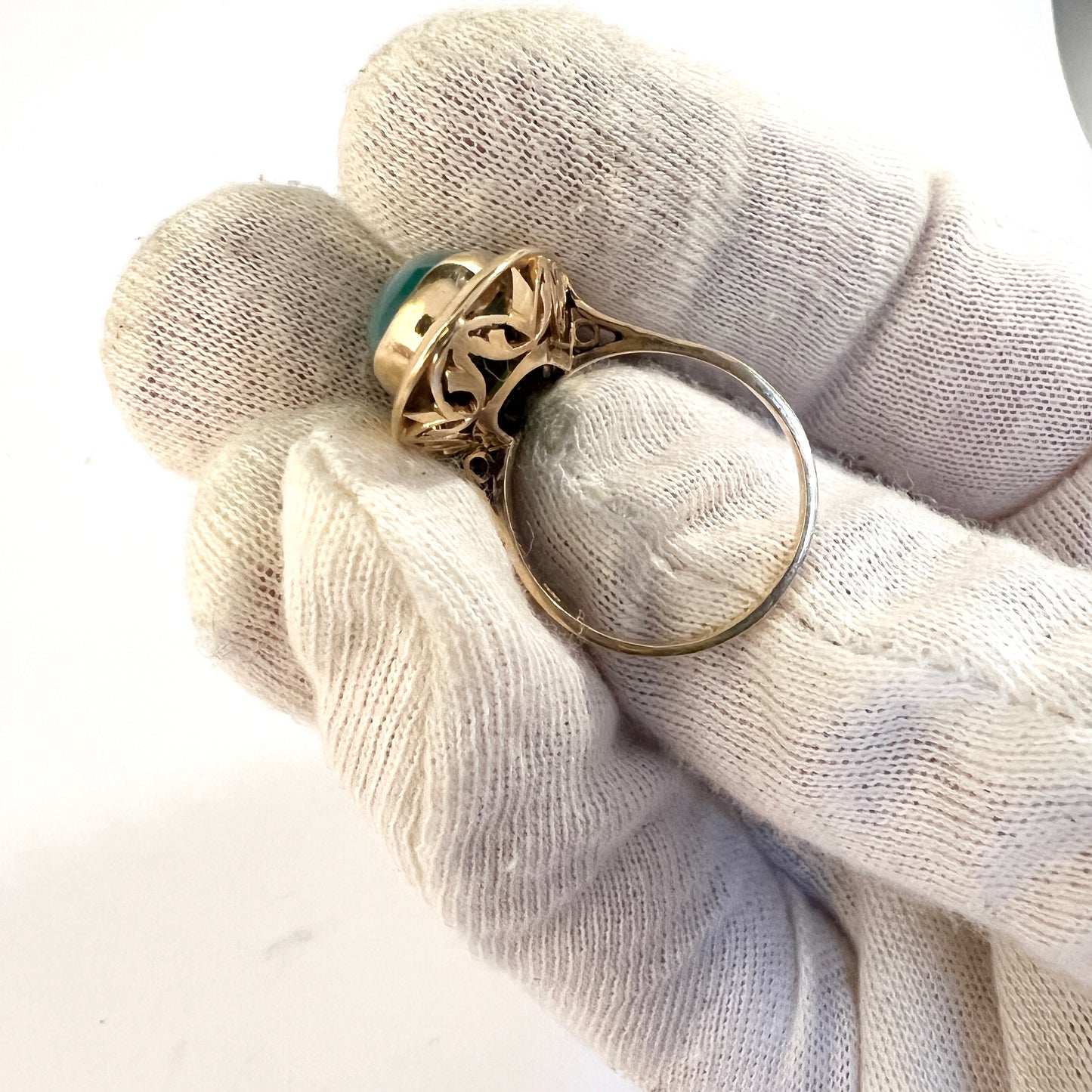 Vintage Mid-century 18k Gold Green Agate Cocktail Ring. 9.7 gram