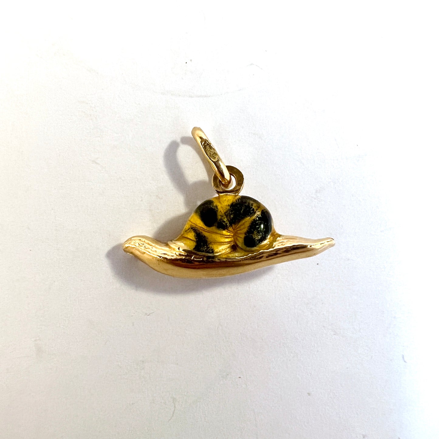 UNO A ERRE, Arezzo, Italy. Vintage 18k Gold Enamel Snail Charm.