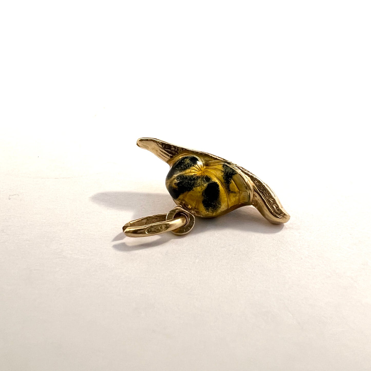 UNO A ERRE, Arezzo, Italy. Vintage 18k Gold Enamel Snail Charm.