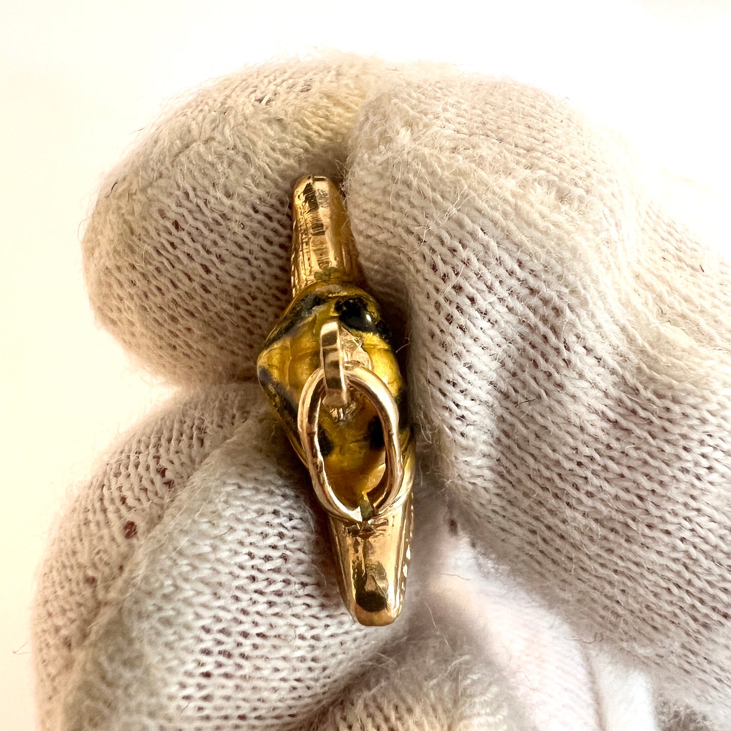 UNO A ERRE, Arezzo, Italy. Vintage 18k Gold Enamel Snail Charm.