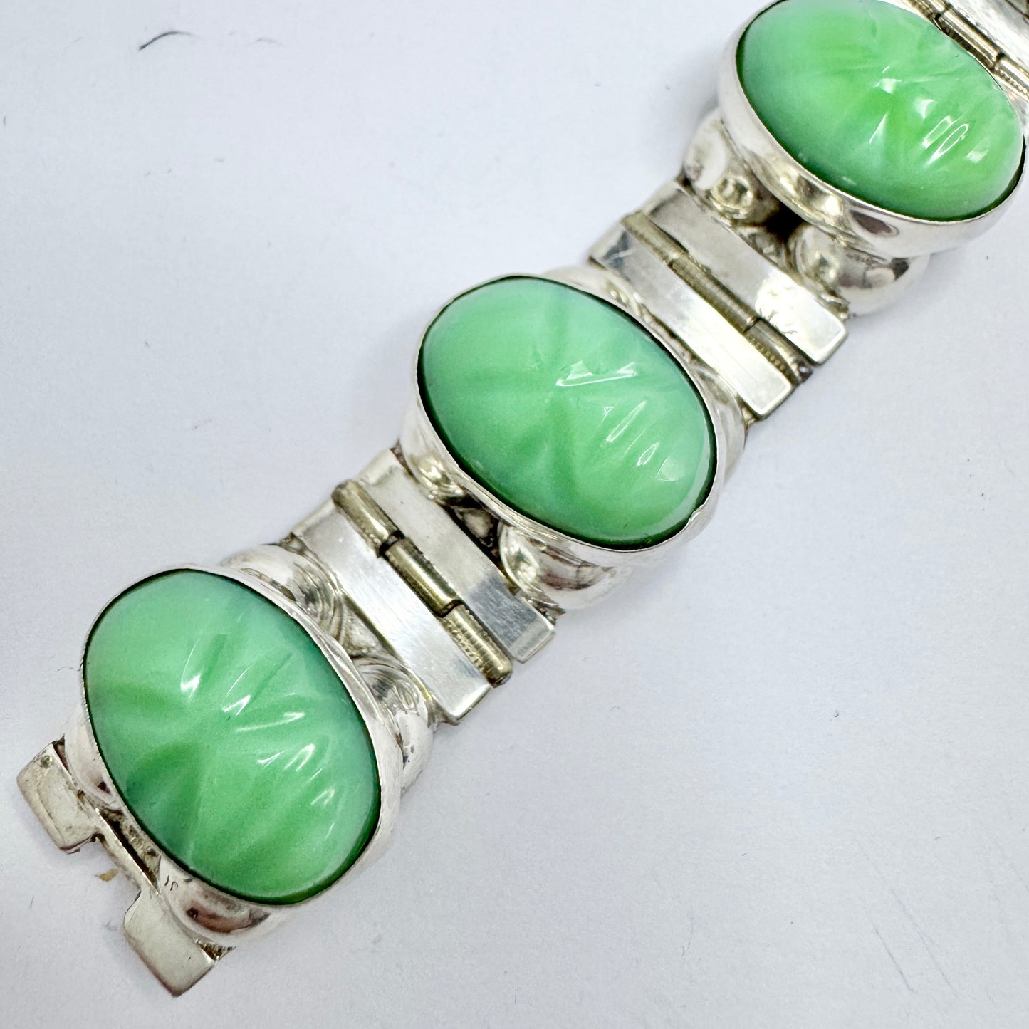 Mexico ca 1950. Vintage Sterling Silver Carved Green Onyx Bracelet.