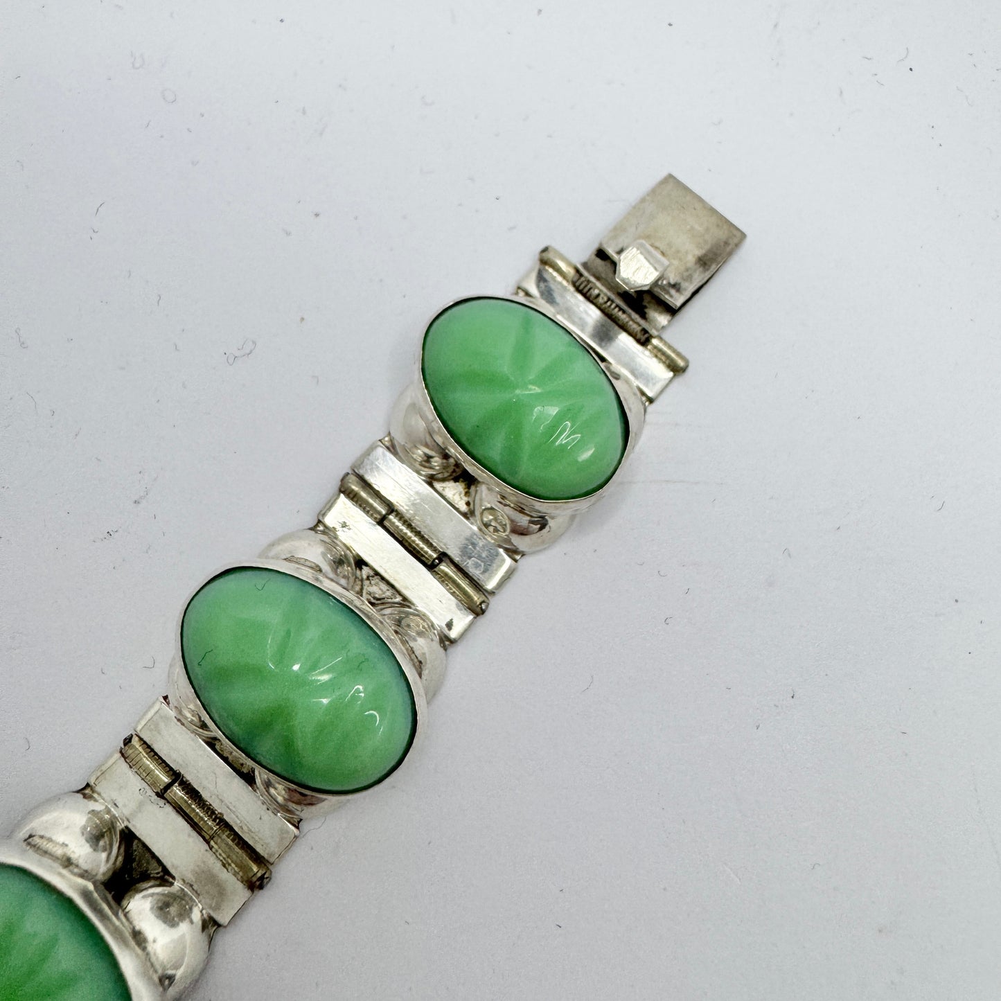 Mexico ca 1950. Vintage Sterling Silver Carved Green Onyx Bracelet.