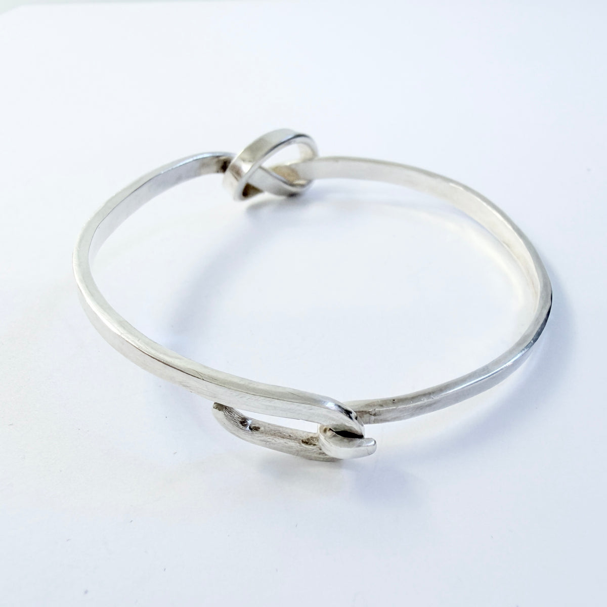 Dan Smedman, Sweden. Hand-wrought Sterling Silver Love Knot Bangle Bracelet.