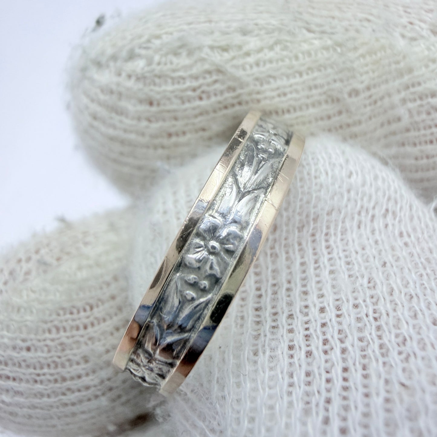 K&E Carlson, Sweden 1951. Vintage Solid Silver Gold Detail Flower Band Ring.