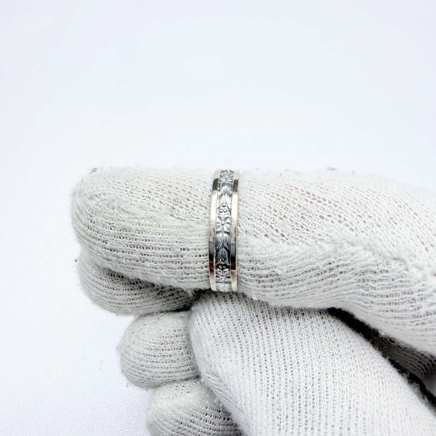 K&E Carlson, Sweden 1951. Vintage Solid Silver Gold Detail Flower Band Ring.