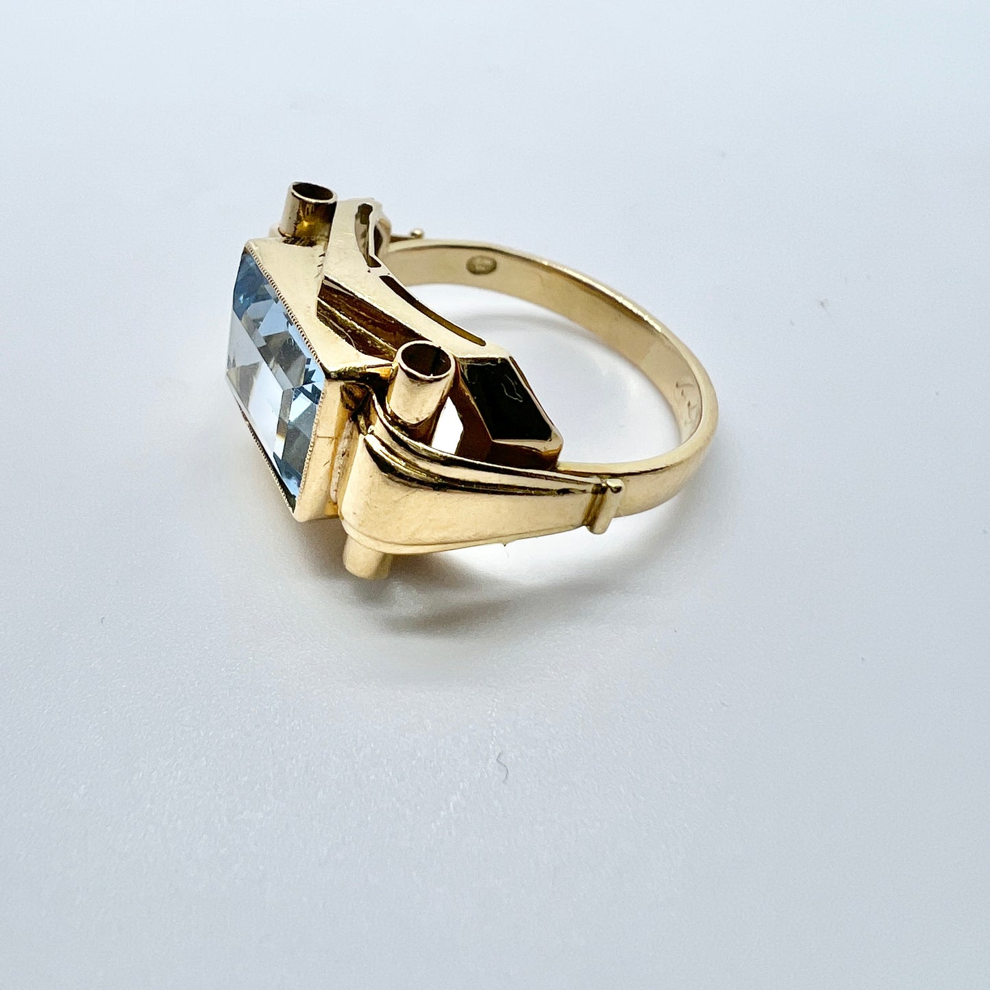 Sweden 1949. Vintage 18k Gold Synthetic Spinel Ring.