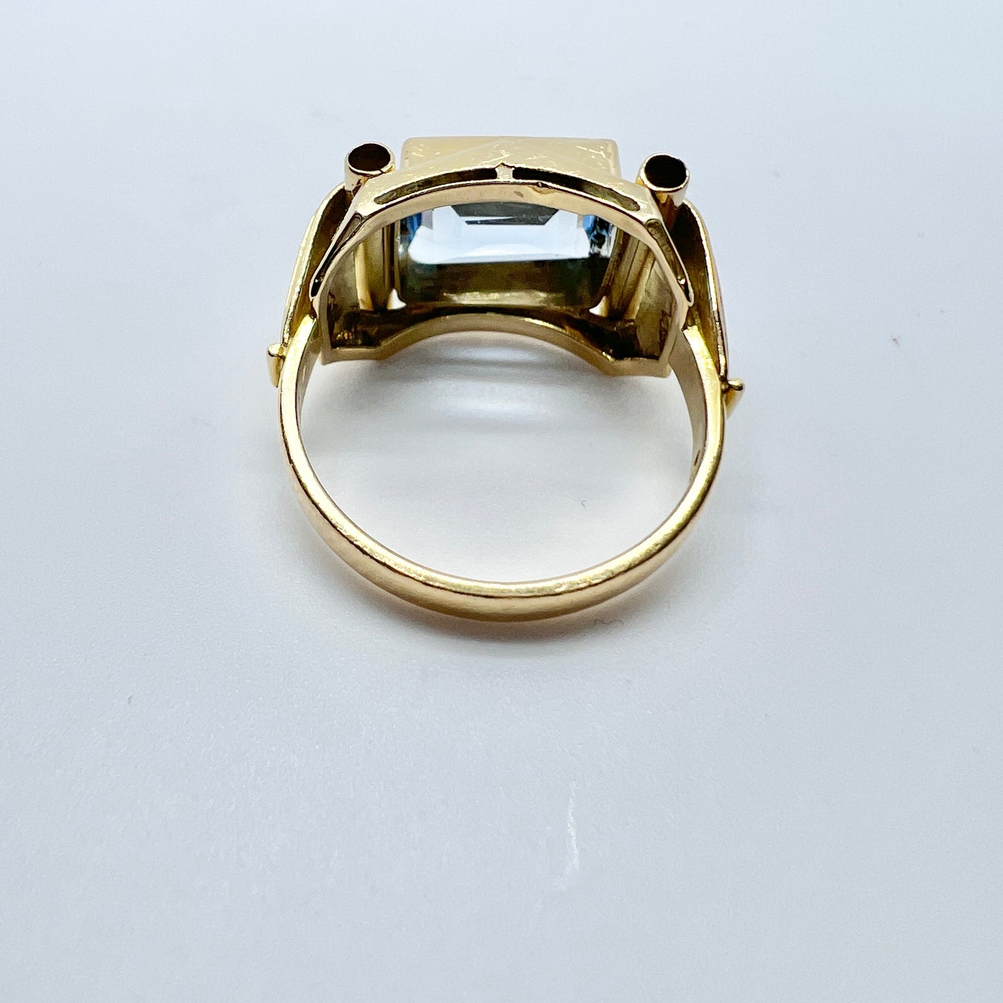 Sweden 1949. Vintage 18k Gold Synthetic Spinel Ring.