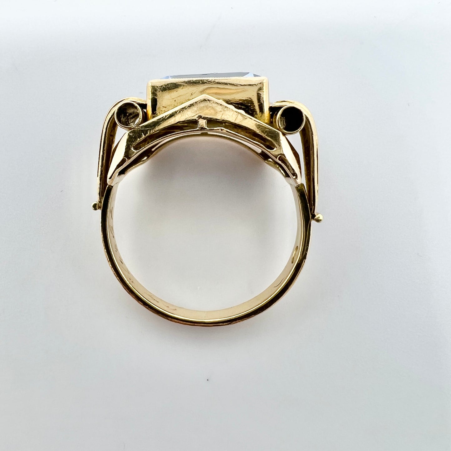 Sweden 1949. Vintage 18k Gold Synthetic Spinel Ring.