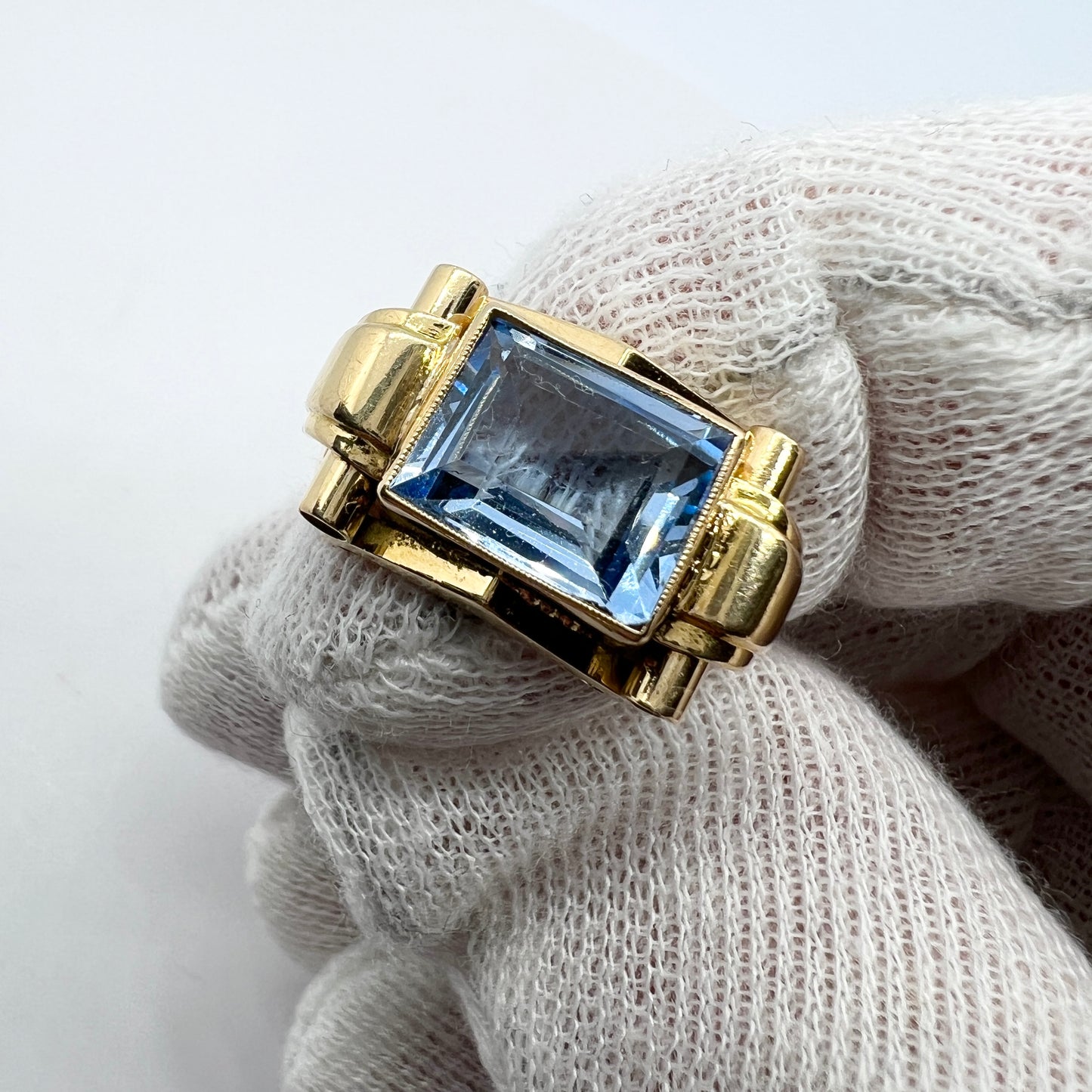 Sweden 1949. Vintage 18k Gold Synthetic Spinel Ring.