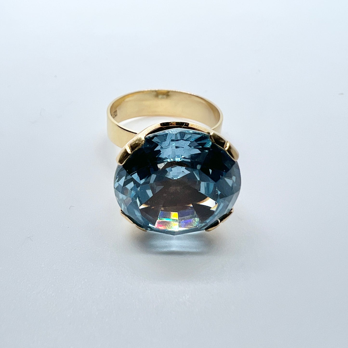 Hedbergs, Sweden 1965. Vintage 18k Gold Blue Synthetic Spinel Ring.