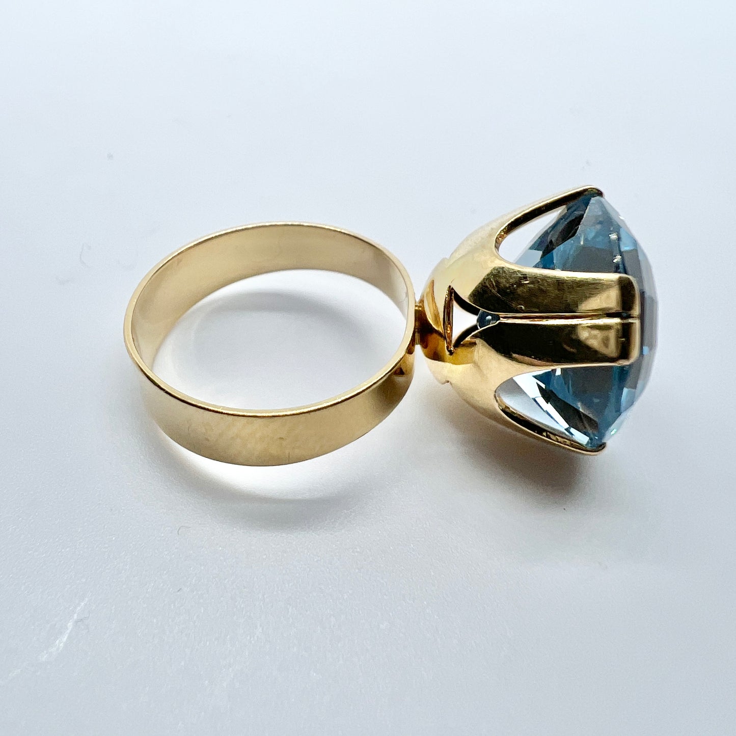 Hedbergs, Sweden 1965. Vintage 18k Gold Blue Synthetic Spinel Ring.