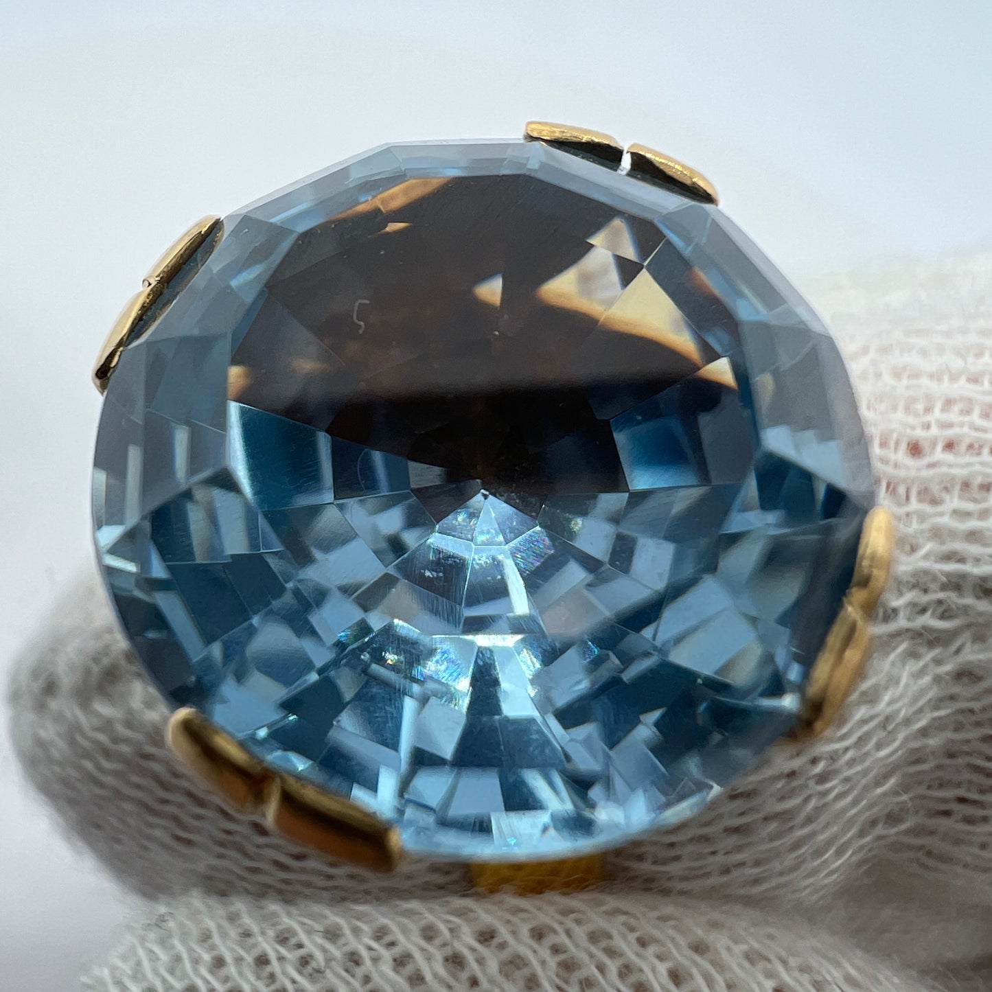 Hedbergs, Sweden 1965. Vintage 18k Gold Blue Synthetic Spinel Ring.