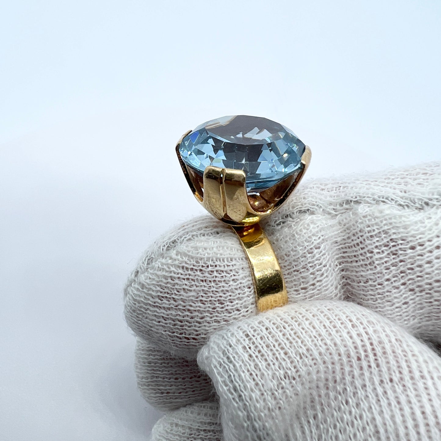 Hedbergs, Sweden 1965. Vintage 18k Gold Blue Synthetic Spinel Ring.