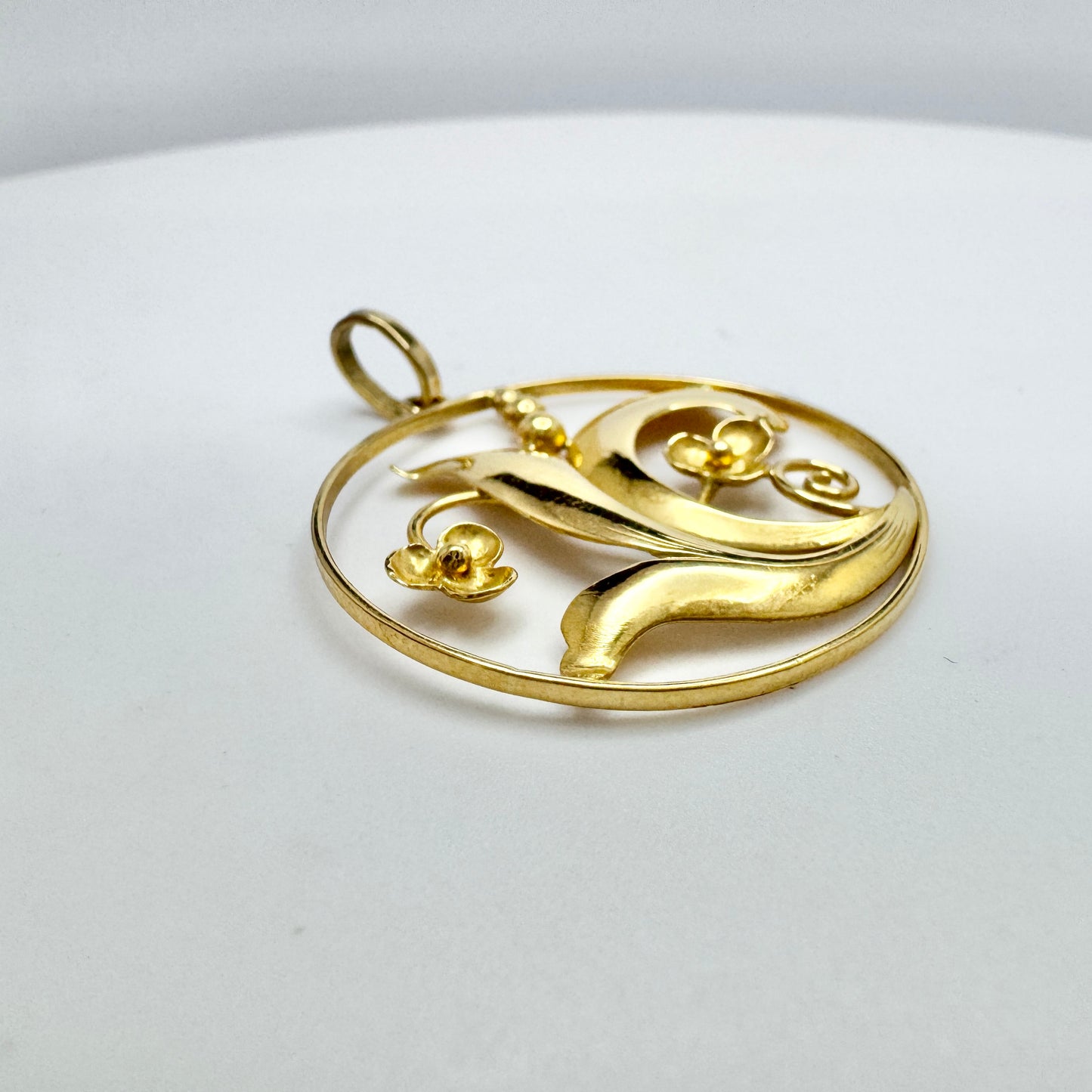 J Petersson, Stockholm 1949. Vintage 18k Gold Flower Pendant