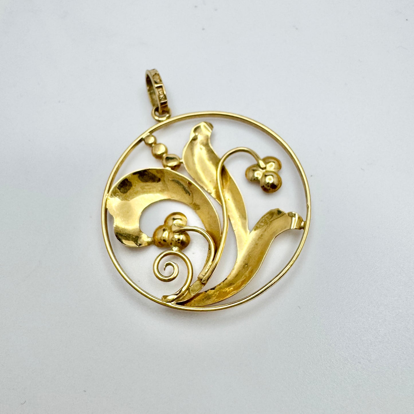 J Petersson, Stockholm 1949. Vintage 18k Gold Flower Pendant