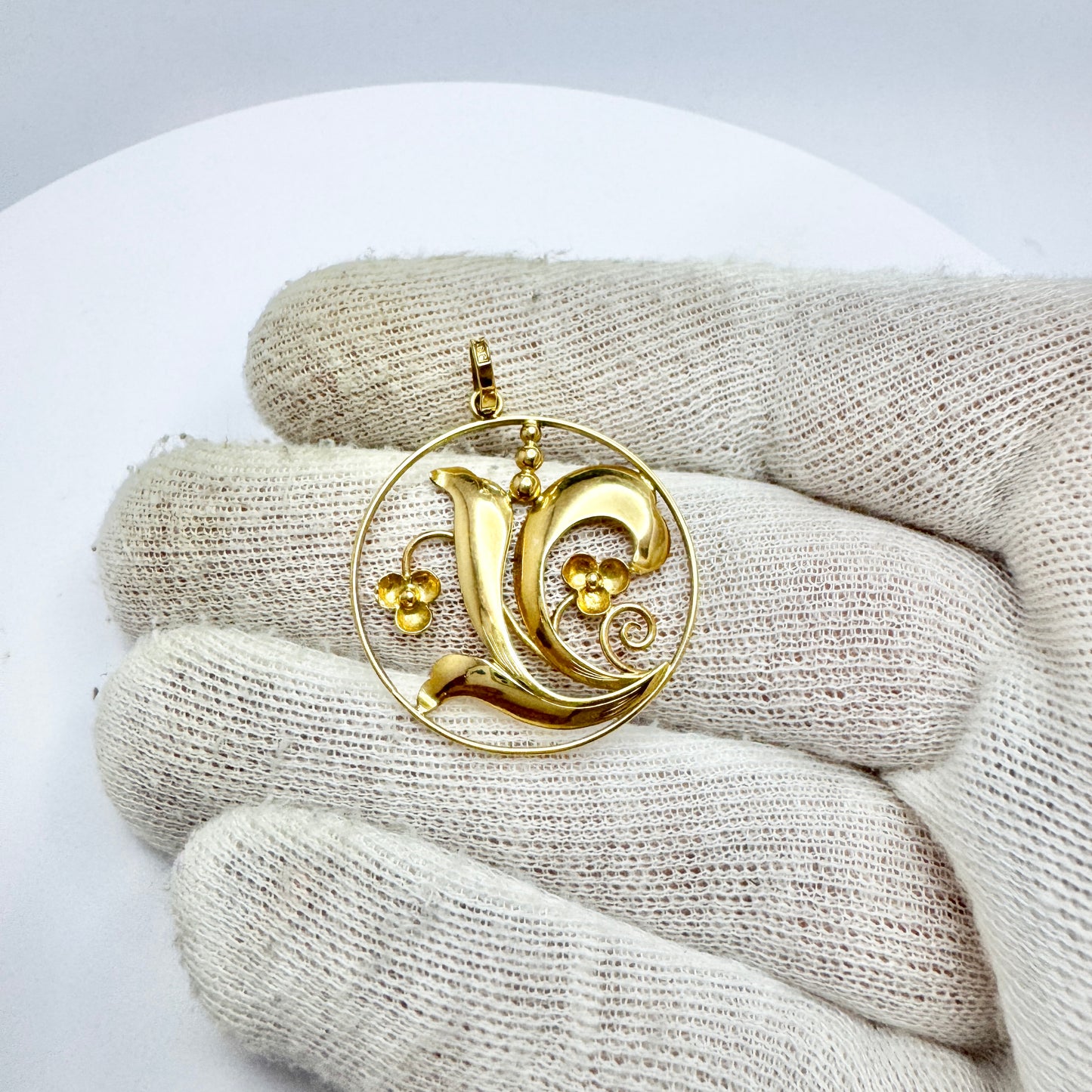 J Petersson, Stockholm 1949. Vintage 18k Gold Flower Pendant