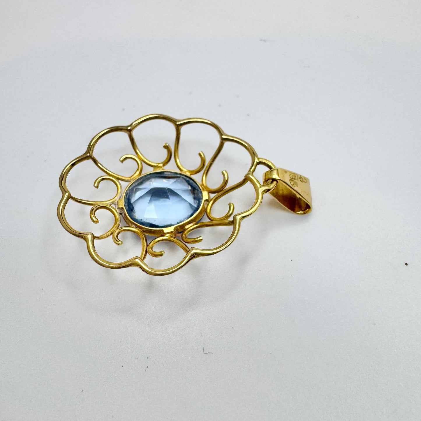 G Dahlgren, Sweden 1949, Vintage 18k Gold Blue Synthetic Spinel Pendant