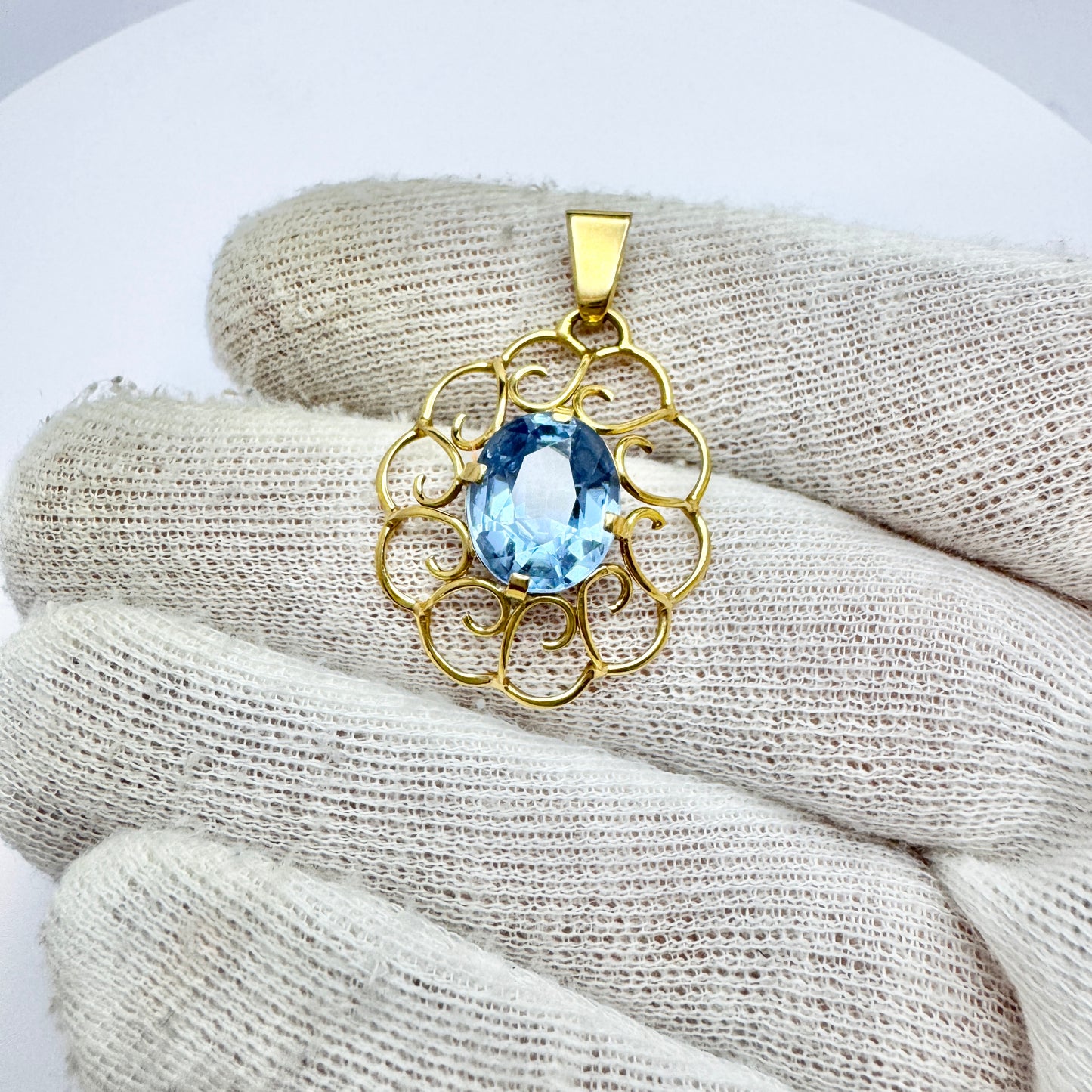G Dahlgren, Sweden 1949, Vintage 18k Gold Blue Synthetic Spinel Pendant