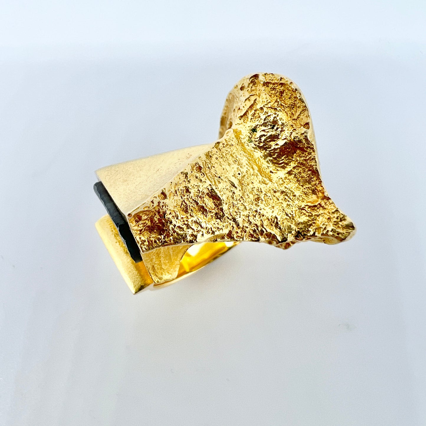 Björn Weckström, Lapponia Finland 1970. Vintage 18k Gold Spectrolite Ring. 22.8gram. Design Adam's Rib.