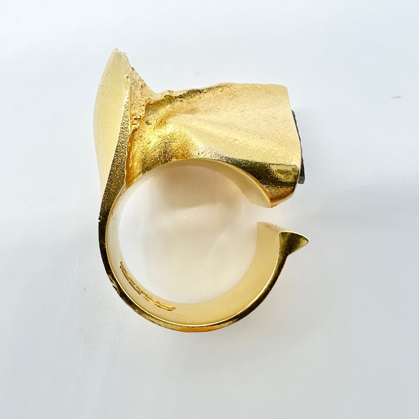 Björn Weckström, Lapponia Finland 1970. Vintage 18k Gold Spectrolite Ring. 22.8gram. Design Adam's Rib.