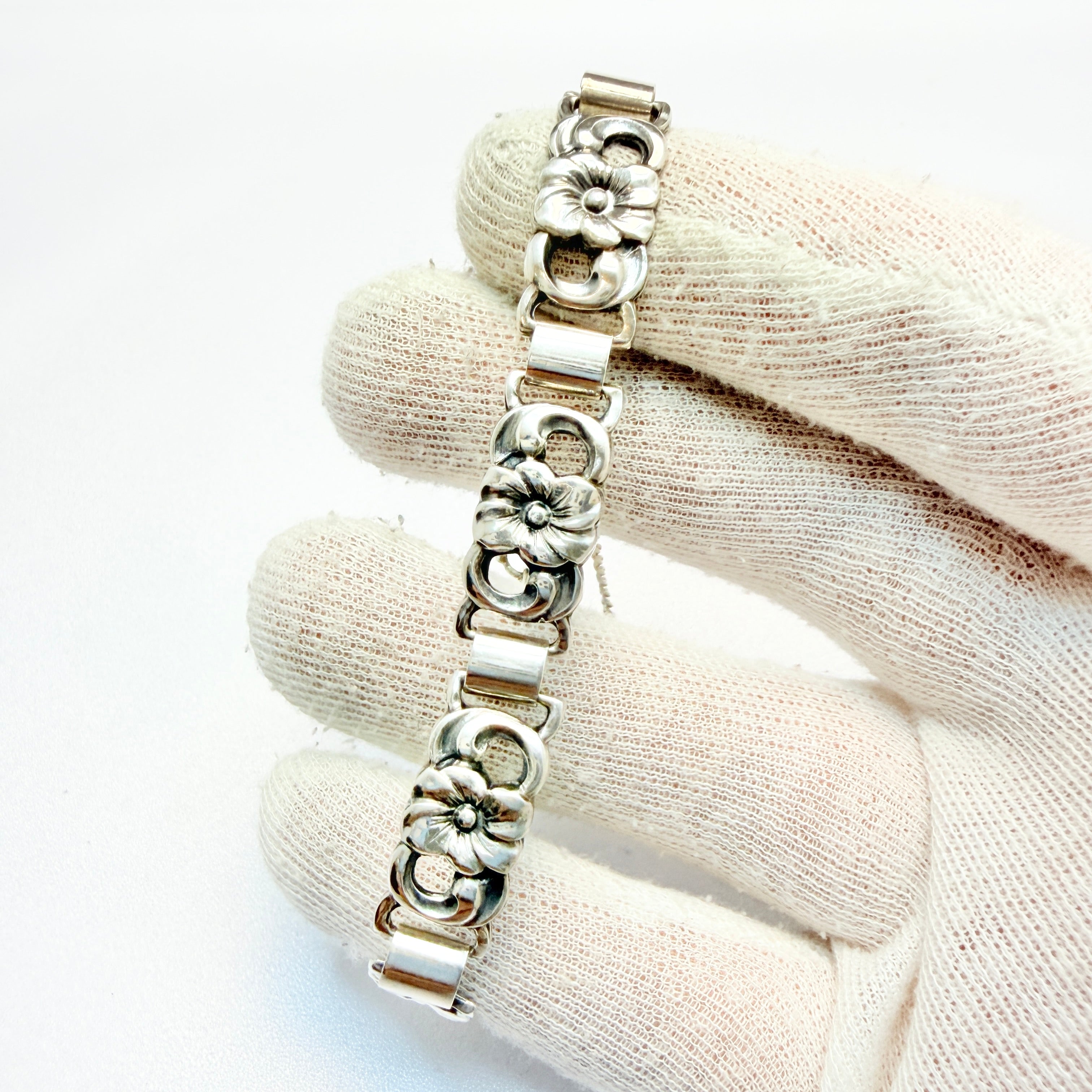 Sweden / Denmark ca 1950. Solid Silver Flower Bracelet. Later