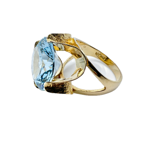Vintage 1960s. Bold 18k Gold Icy Blue Synthetic Spinel Ring.