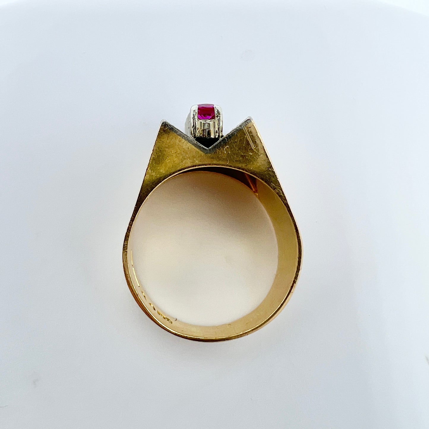 Kaplan Stockholm, Sweden 1971. Vintage Modernist 18k Gold Sapphire Ring. 9.7gram