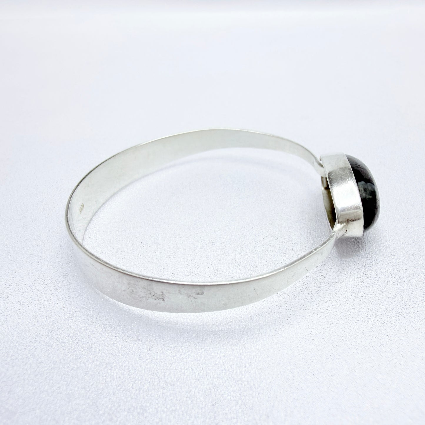 Vintage ca 1960s Solid Silver Moss Agate Bangle Bracelet.