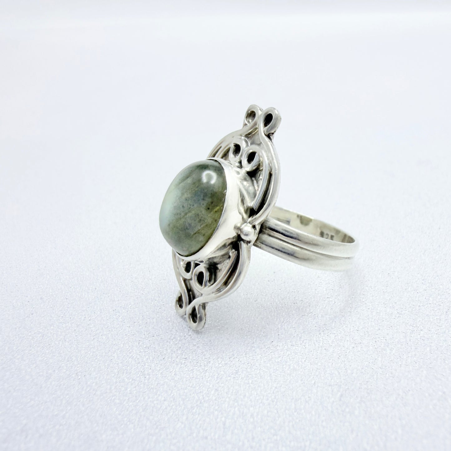 Vintage Sterling Silver Labradorite Ring.