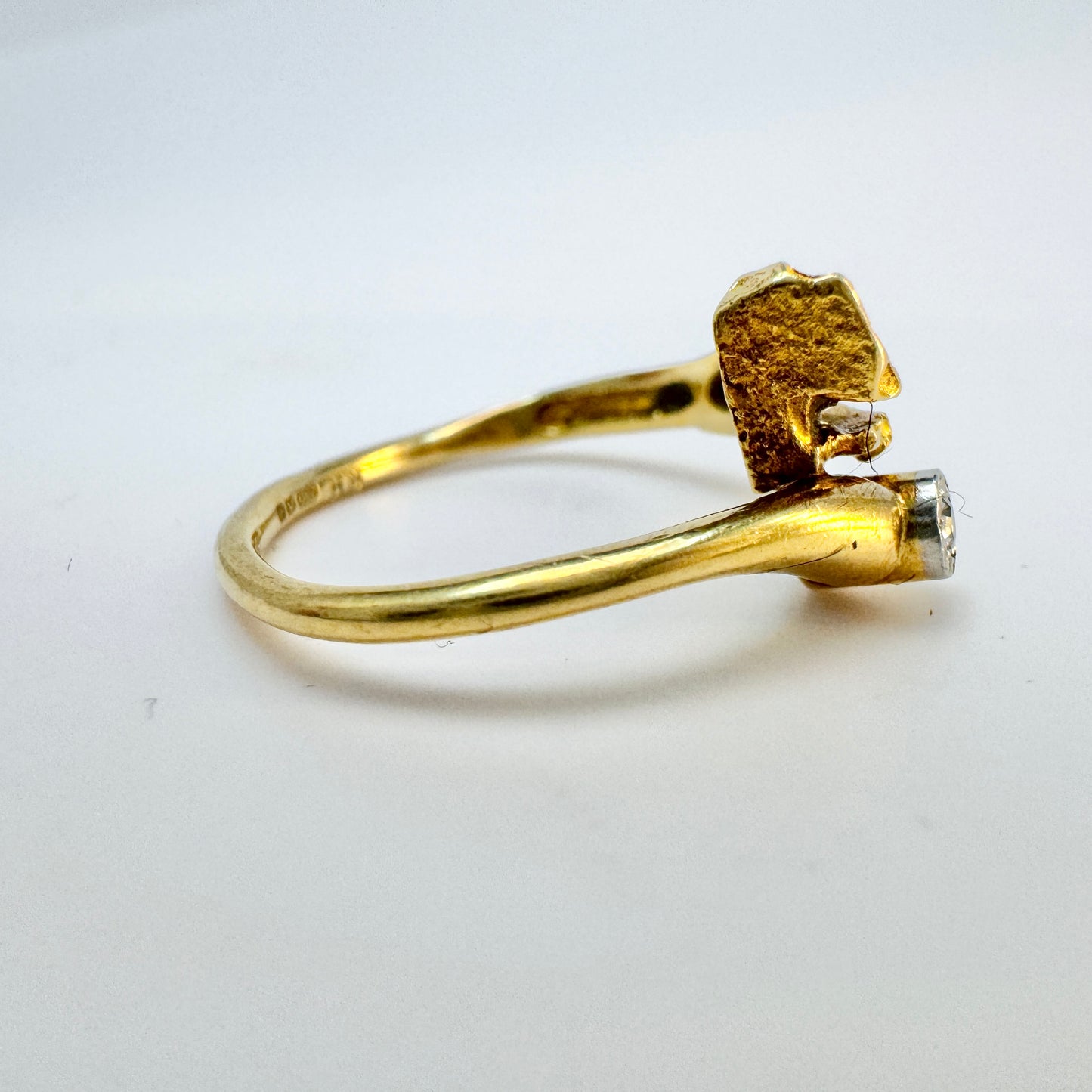 Bjorn Weckstrom, Finland. Vintage 18k Gold Diamond Ring.