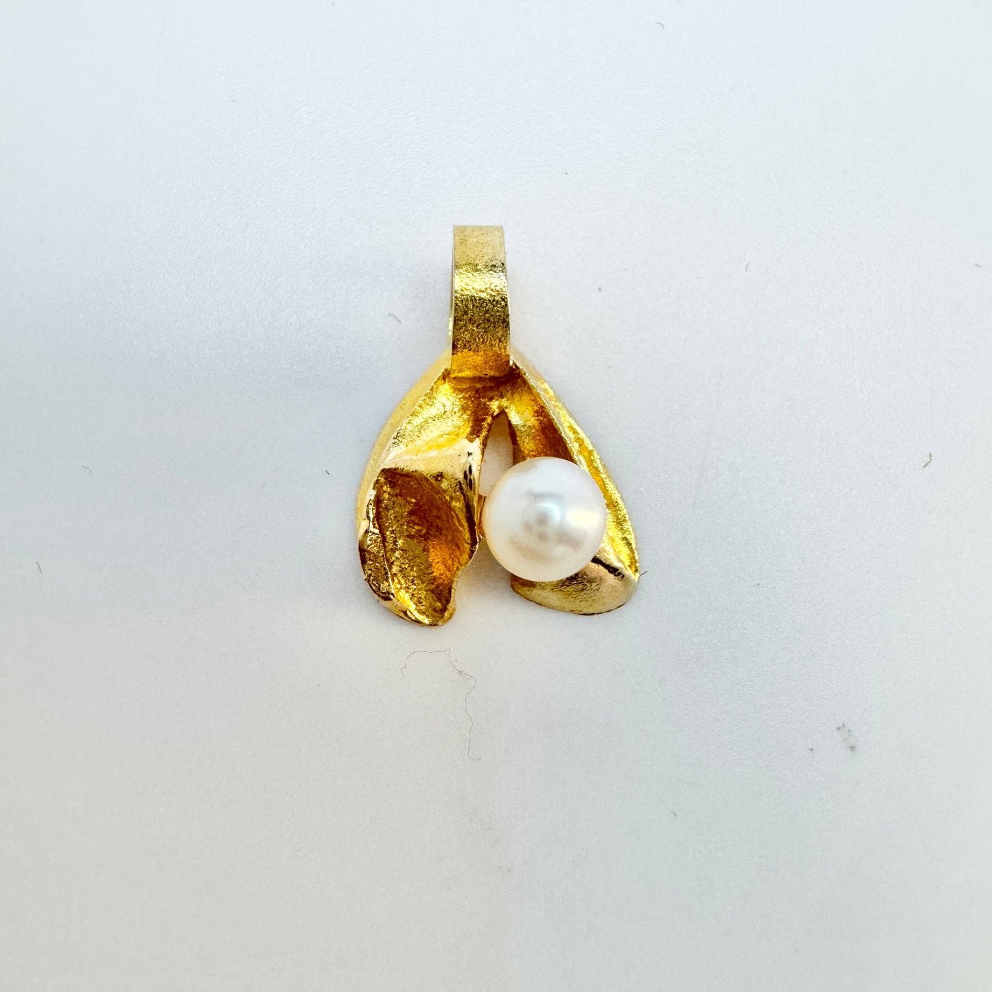 Bjorn Weckstrom for Lapponia, Finland 1979. Small Vintage 14k Gold Pearl Pendant.