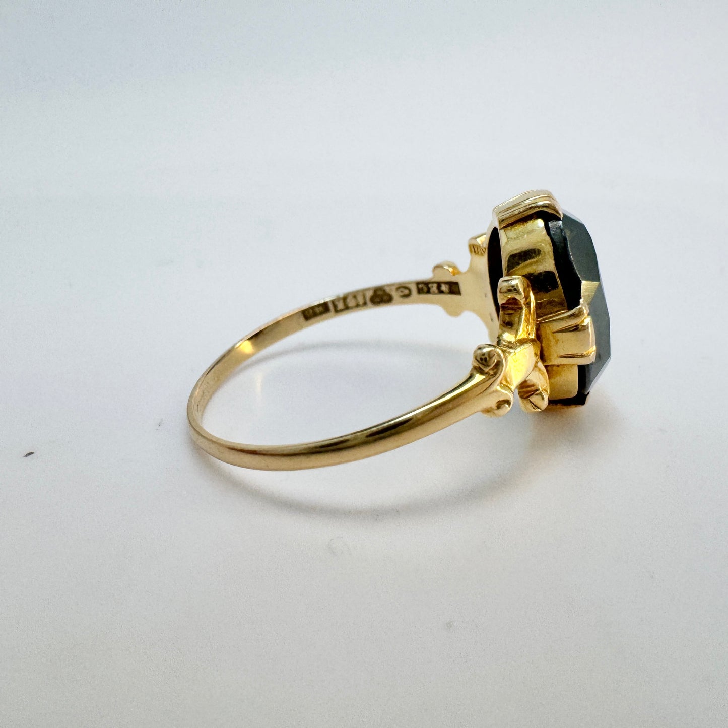 K & E Carlson, Sweden 1938. VIntage 18k Gold Hematite Ring.