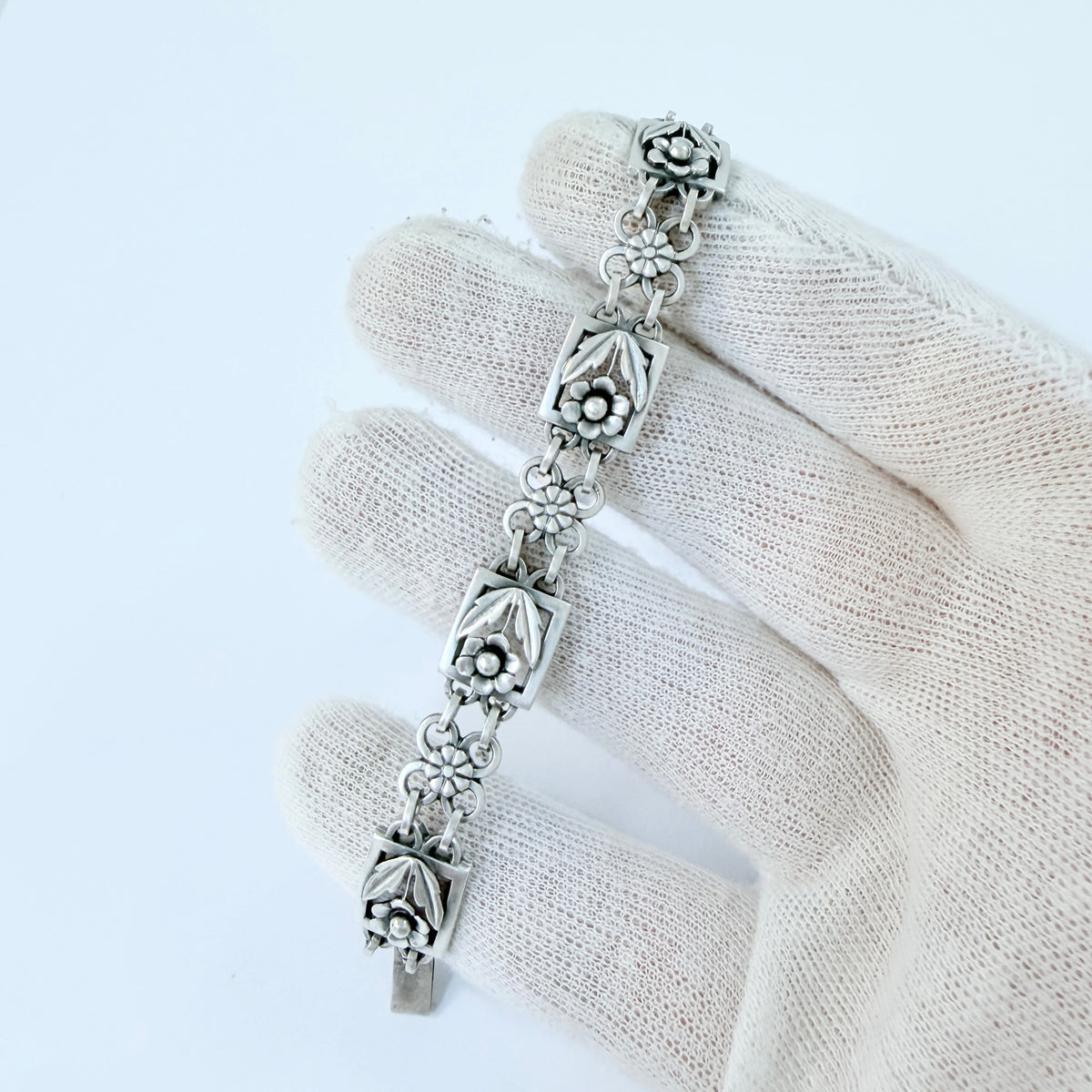 G Dahlgren, Sweden 1962. Vintage Solid Silver Flower Bracelet.